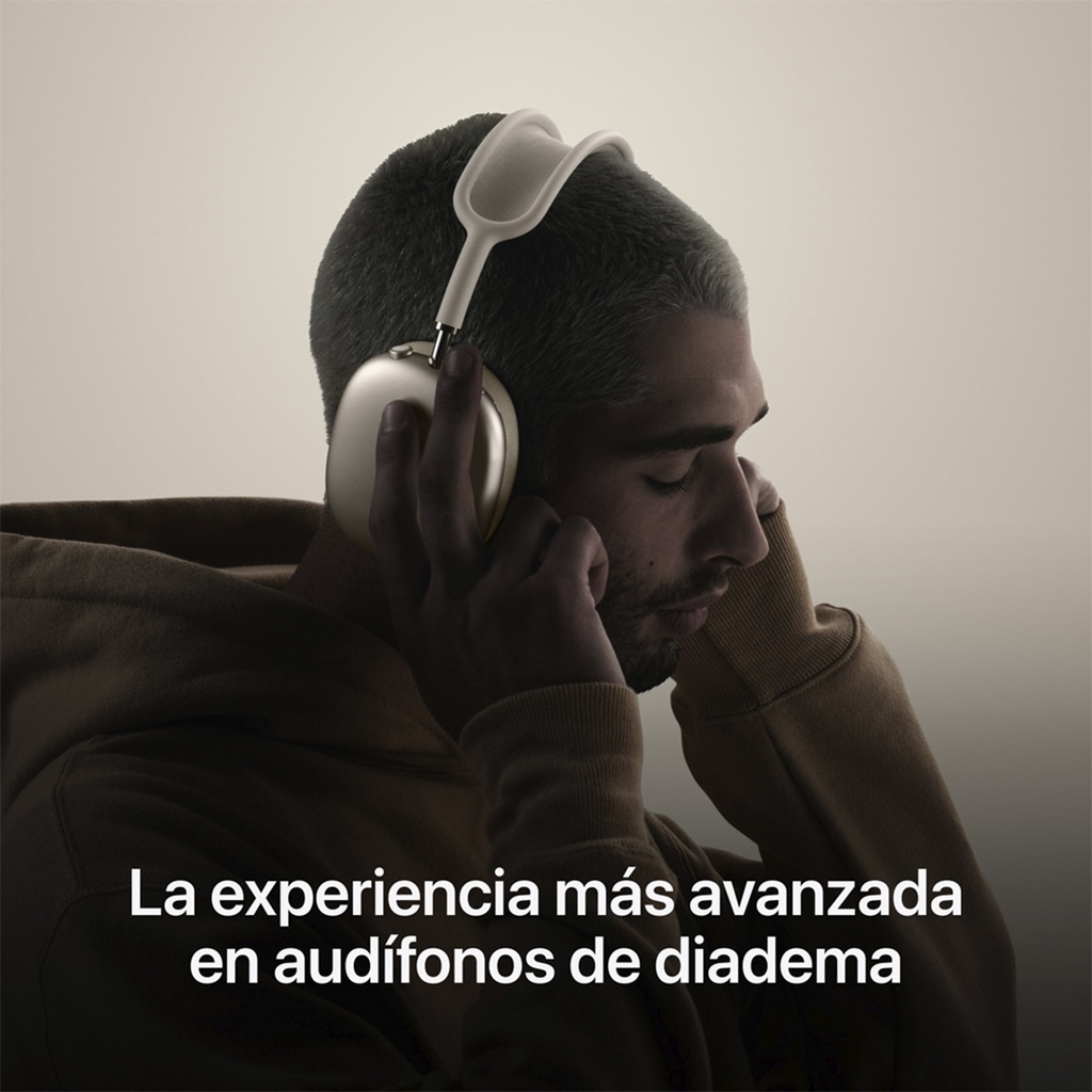 Un hombre joven de tez morena y cabello corto, con los ojos cerrados, lleva puestos unos audífonos AirPods Max de color blanco estelar. El hombre está inclinado hacia adelante y sus manos están cerca de los auriculares, como si estuviera sumergido en el sonido. La iluminación es suave y cálida, con un fondo degradado que crea un ambiente íntimo. En la parte inferior de la imagen se lee 'La experiencia más avanzada en audífonos de diadema'.