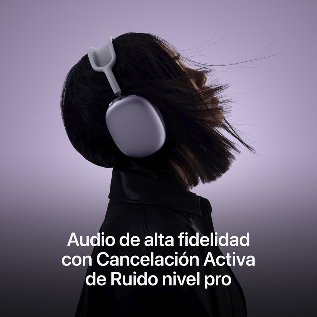 Una mujer con cabello oscuro y liso, que parece estar moviéndose, lleva puestos unos audífonos AirPods Max de color violeta. Su cabello se ve disperso alrededor de los audífonos, sugiriendo movimiento. La iluminación es morada, con la mujer de perfil, creando una silueta. En la parte inferior de la imagen se lee 'Audio de alta fidelidad con Cancelación Activa de Ruido nivel pro'.